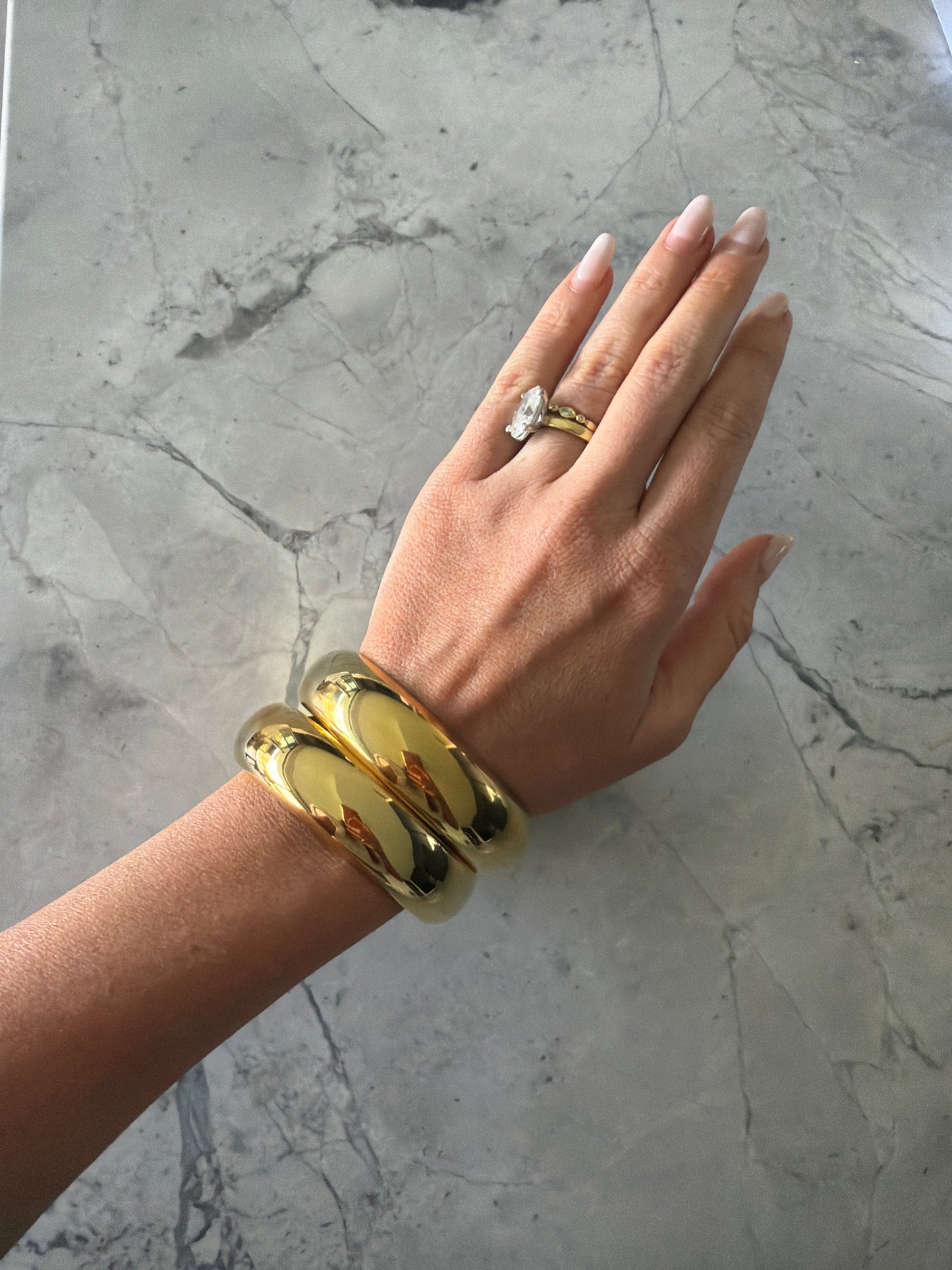 Arcina Statement Round Bangle Gold (set of 2)