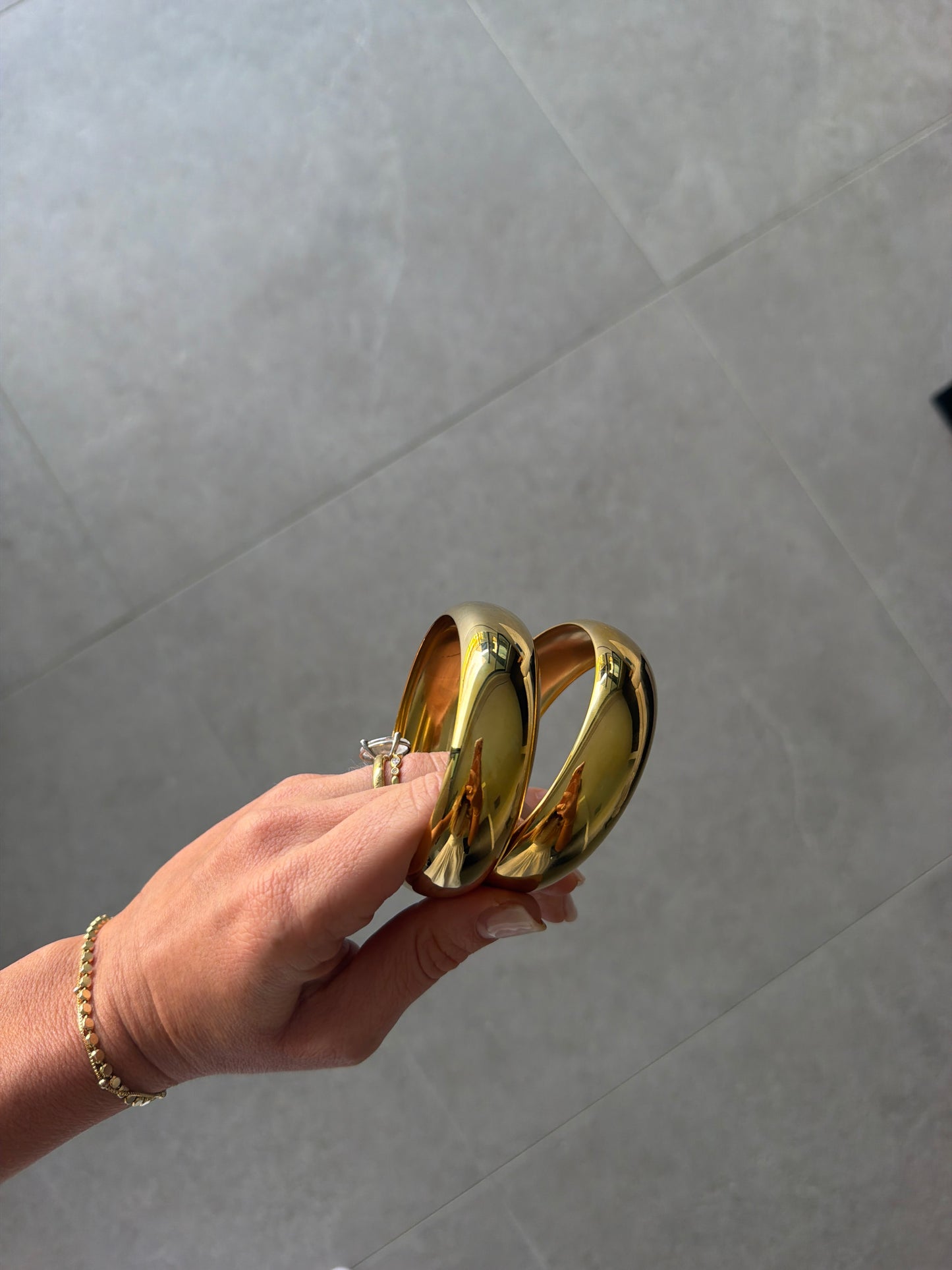 Arcina Statement Round Bangle Gold (set of 2)